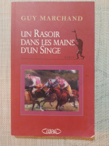 Un rasoir dans les mains d'un singe